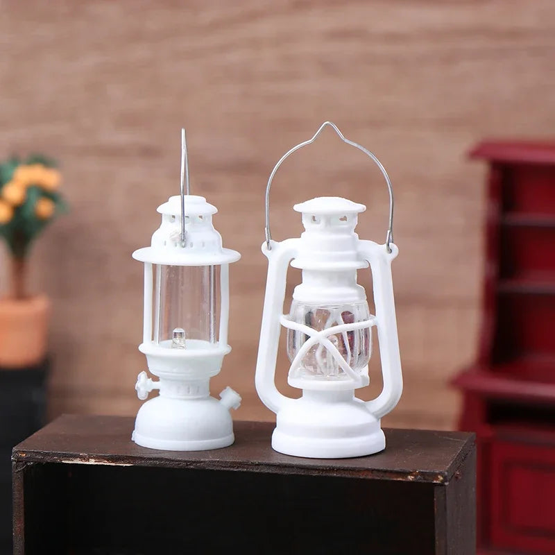 6cm Mini Led Retro Glowing Pony Lantern Simulation Cande Light Oil Lamp Mini Kerosene Lantern Doll House Decor Scene Ornaments